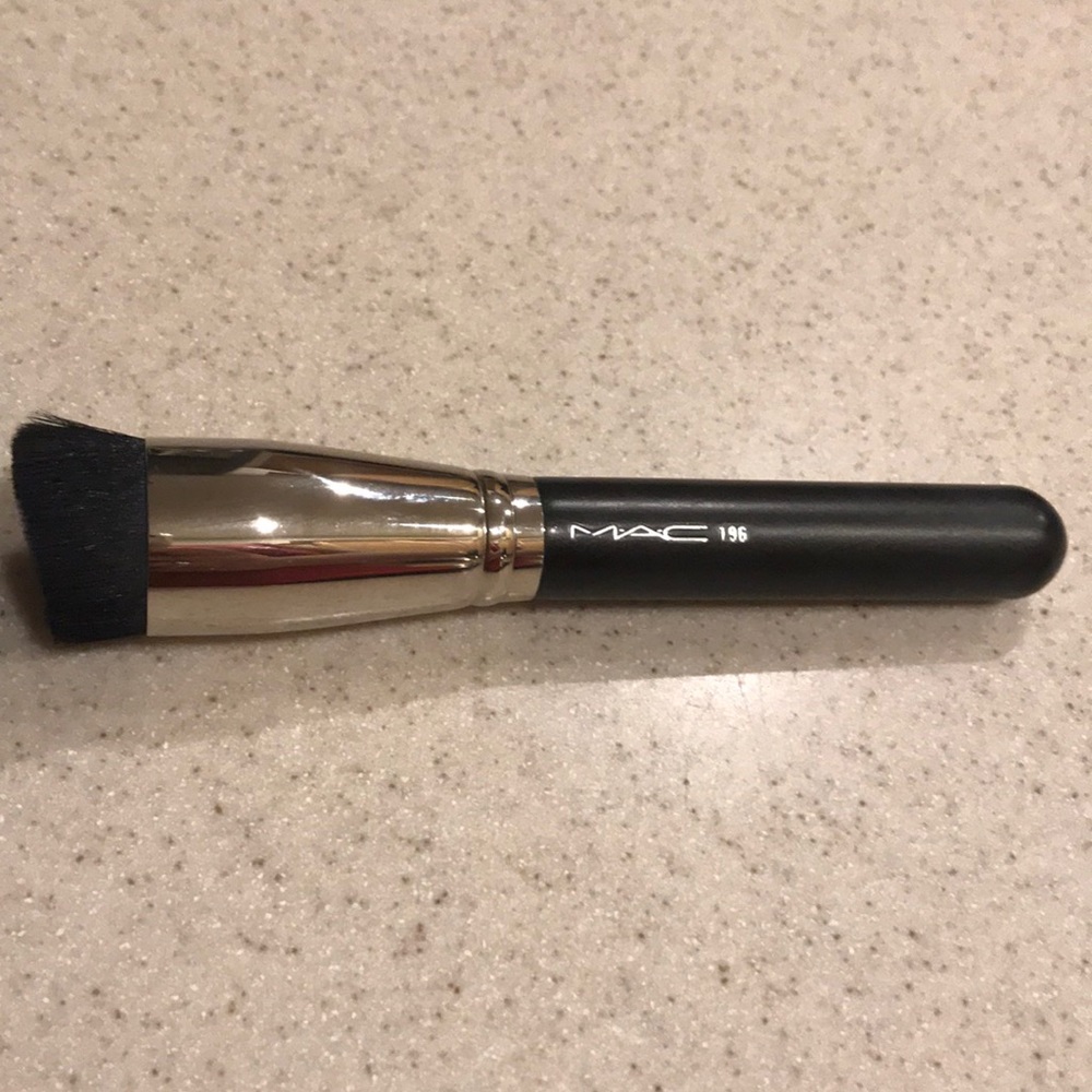 MAC 196 brush